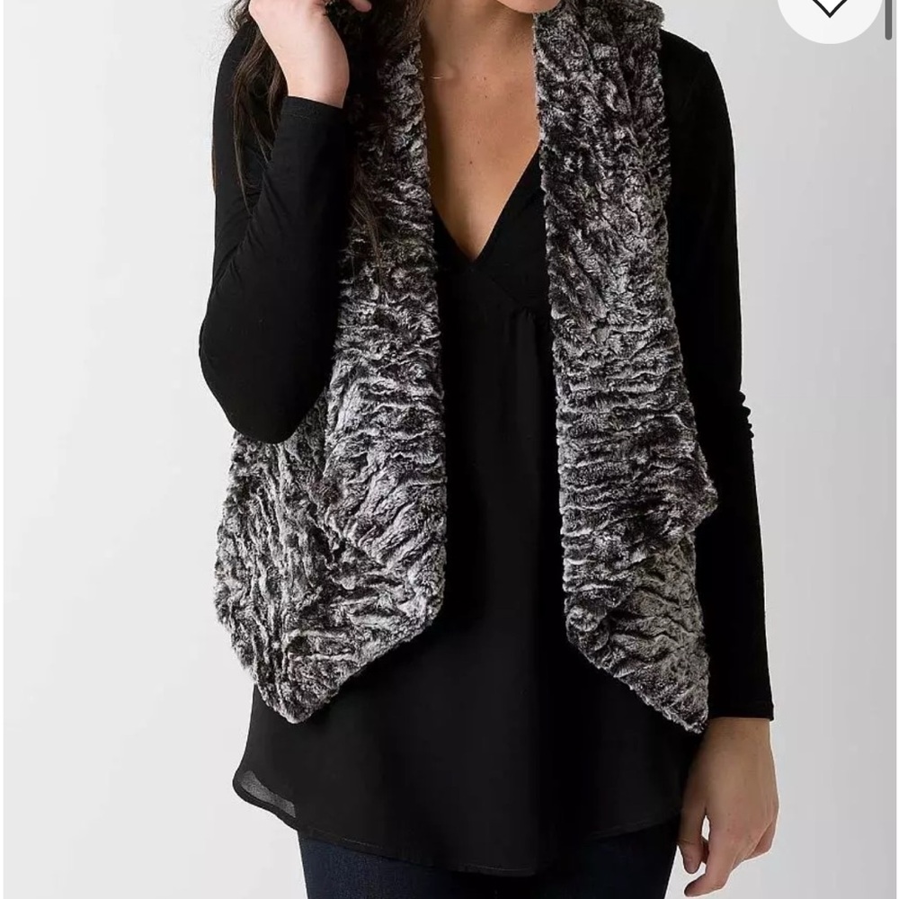 BKE Textured Faux Fur Vest in Black and Gray sz: xs